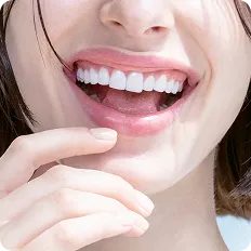 笑顔の女性の口もと
